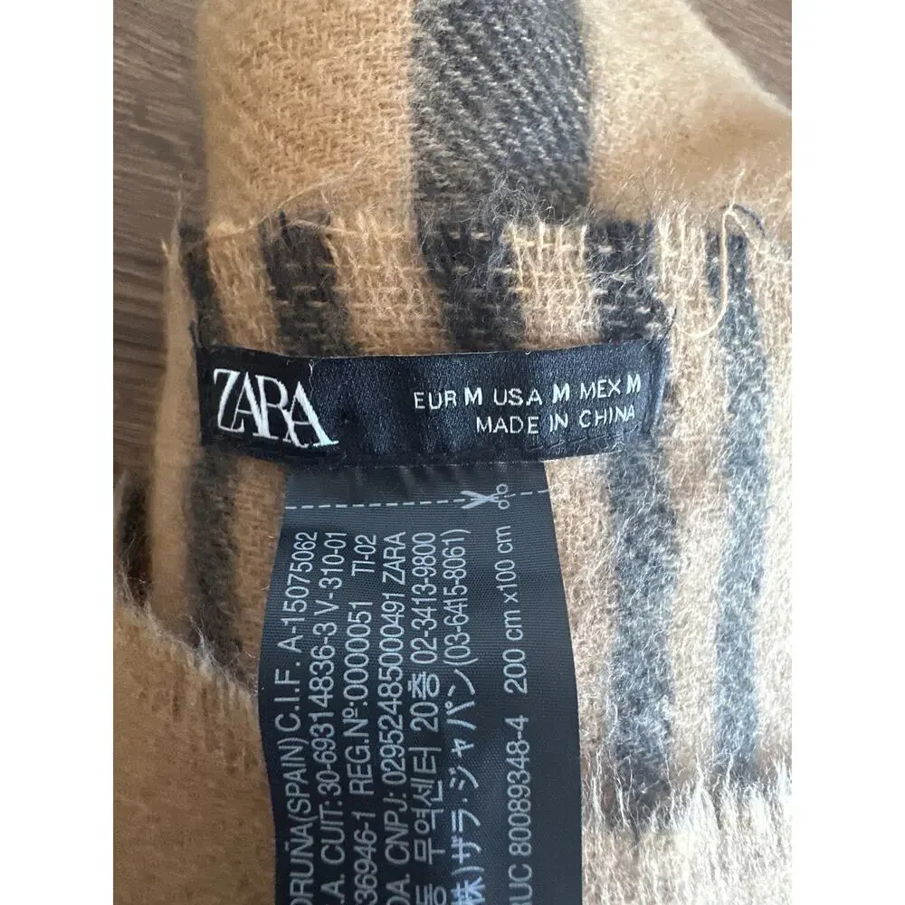 💥Zara Plaid Blanket Scarf USA Medium black and tan - Picture 3 of 9